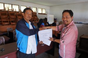 Kepala SMP PGRI Tarogong Kidul saat menerima titipan sumbangan dari Sekolah Indonesia Jedah (SIJ) Saudi Arabia