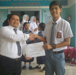 Perwakilan siswa Sekolah Indonesia Jedah menyerahkan bantuan untuk korban banjir bandang Garut, kepada salah seorang guru SIJ, Hendra Permana,M.Pd
