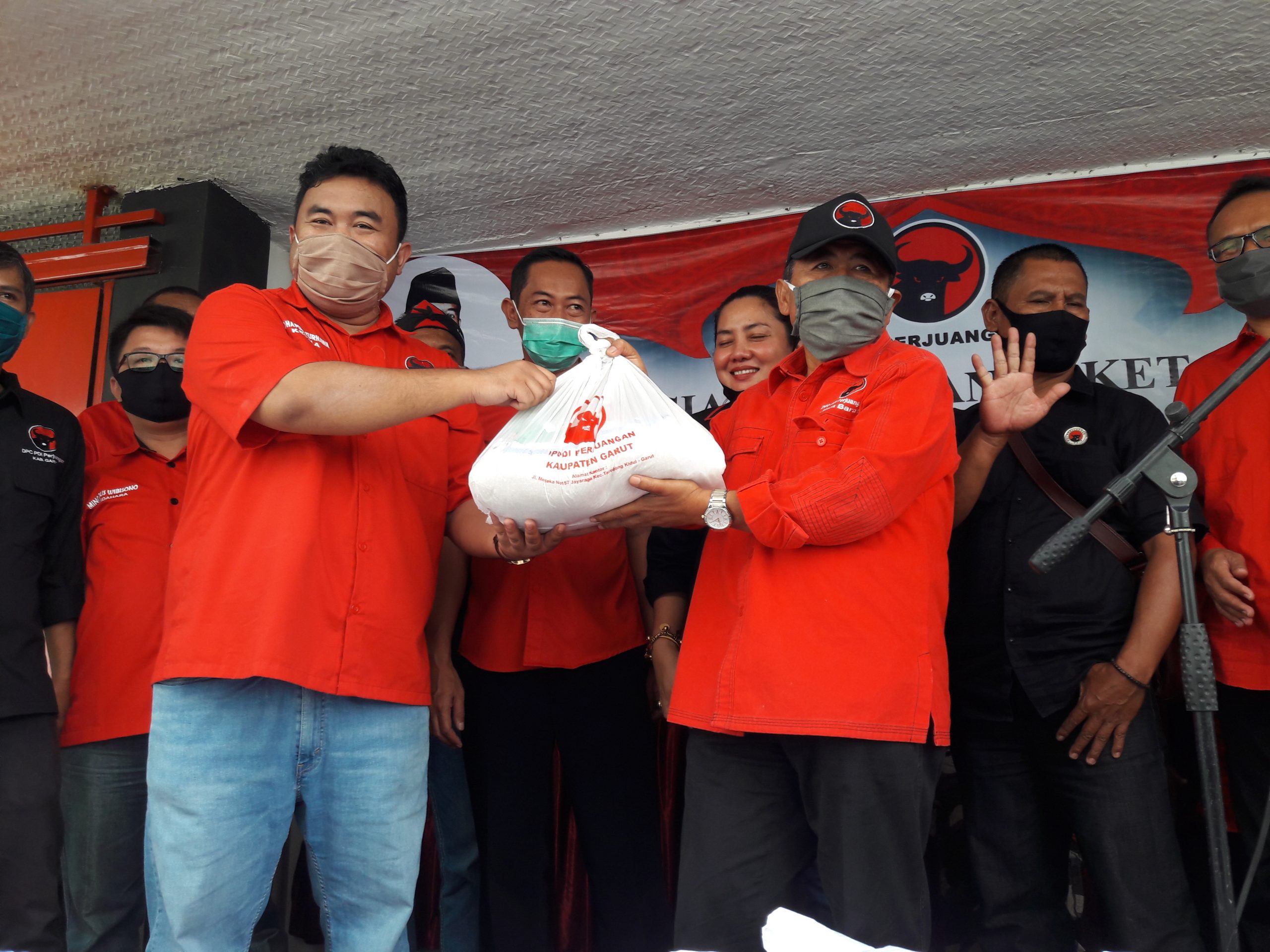 Anggota DPRD Provinsi Jawa Barat, Memo Hermawan secara simbolis menyerahkan bantuan sembako kepada Ketua DPC PDIP  Garut, Yuda Puja Turnawan
